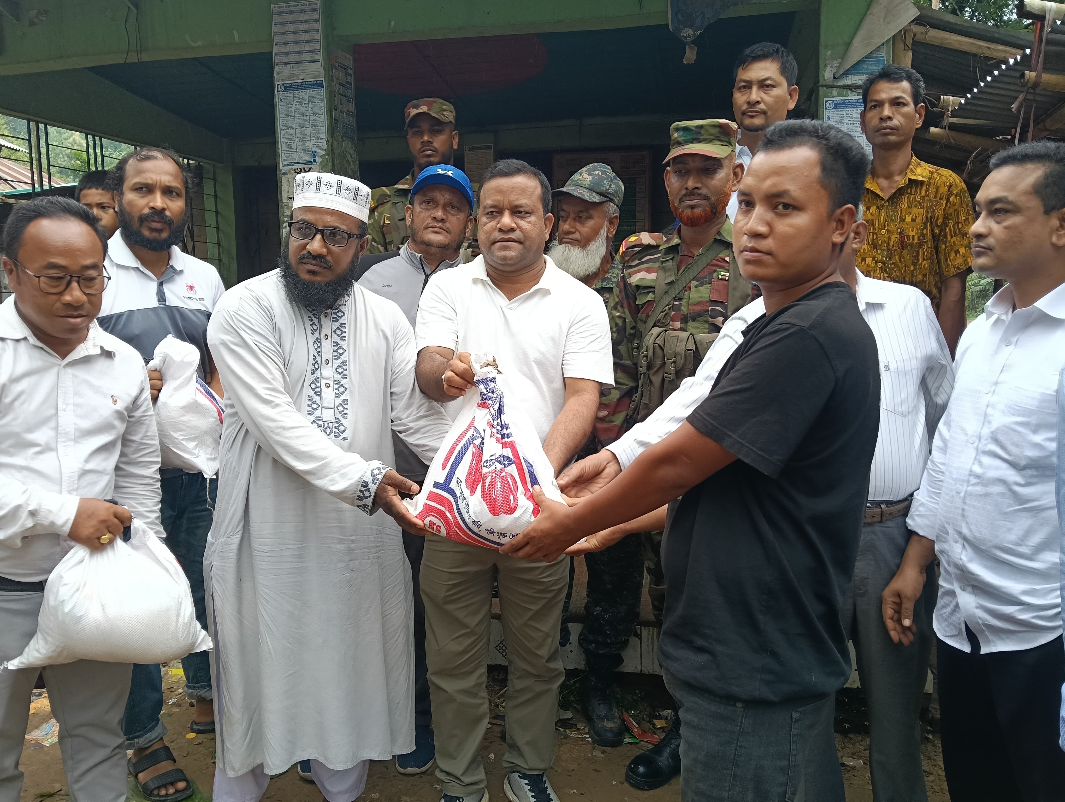 মা‌টিরাঙ্গায় সেনা ও প্রশাস‌নের ত্রান সামগ্রী বিতরণ